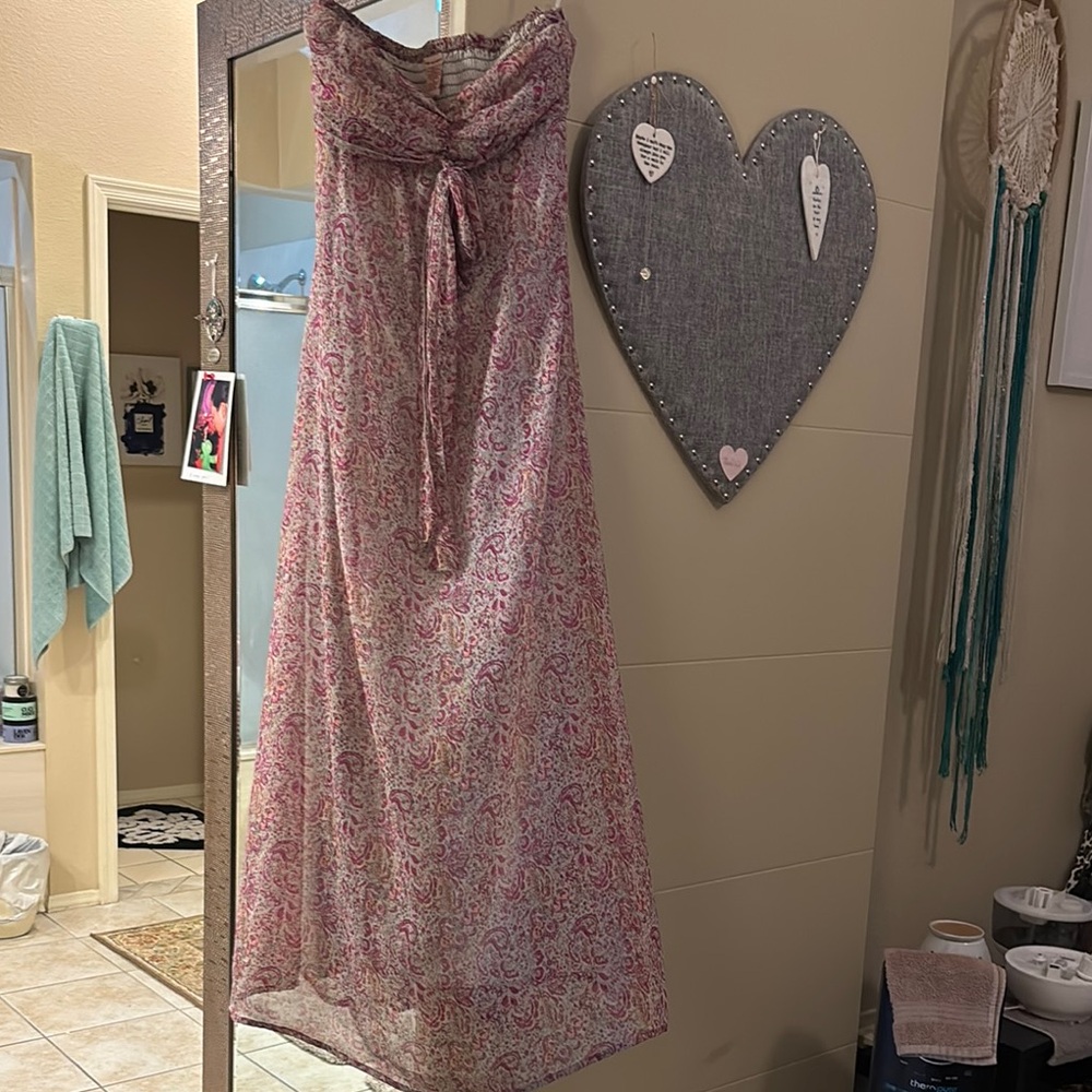 Fire 🔥 Los Angeles Pink and White paisley maxi dress